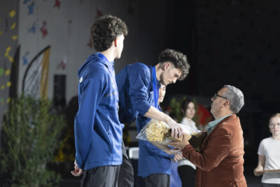 photo d'un podium, le Maire donne un lot, une corde, au premier grimpeur - Agrandir l'image 28 sur 68, fenêtre modale