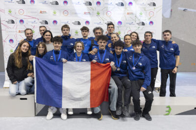 photo paysage du groupe de l'équipe de France rassemblé derrière le drapeau Français - Agrandir l'image 27 sur 68, fenêtre modale