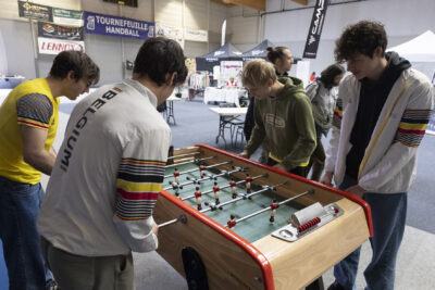 photos d'athlètes belges et d'une autre nationalité qui font une partie de babyfoot à quatre - Agrandir l'image 33 sur 68, fenêtre modale