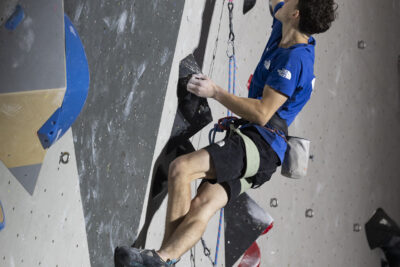 photo d'un grimpeur sur le mur en train d'essayer d'atteindre une autre prise - Agrandir l'image 36 sur 68, fenêtre modale