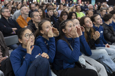 photo de l'équipe de France féminine et u17 en train de regarder et d'encourager - Agrandir l'image 35 sur 68, fenêtre modale