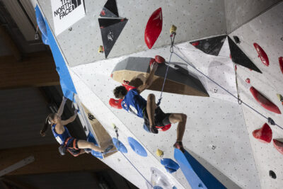 photo de deux grimpeurs en même temps sur le mur, un homme et une femme - Agrandir l'image 37 sur 68, fenêtre modale