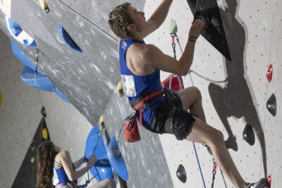 photo de deux grimpeurs en même temps sur le mur, au premier plan un jeune homme et derrière une jeune femme - Agrandir l'image 39 sur 68, fenêtre modale