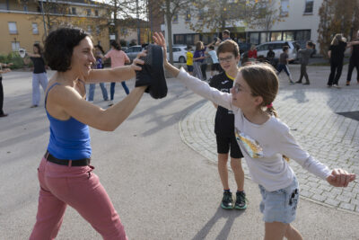 photo d'un atelier de self defense, une jeune fille donne un coup de point dans un support de protection tenu par une femme en face d'elle - Agrandir l'image 20 sur 32, fenêtre modale