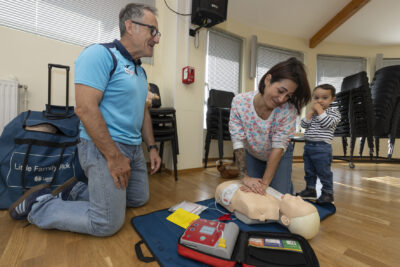 une femme pratique un massage cardiaque sur un mannequin à côté d'un homme - Agrandir l'image 9 sur 32, fenêtre modale