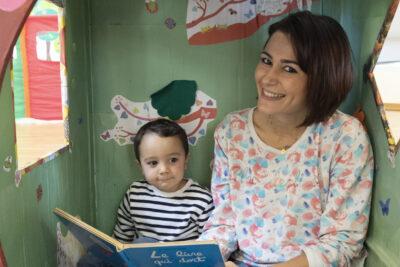photo d'une femme et d'un enfant en train de lire dans une sorte de petite cabane - Agrandir l'image 7 sur 32, fenêtre modale