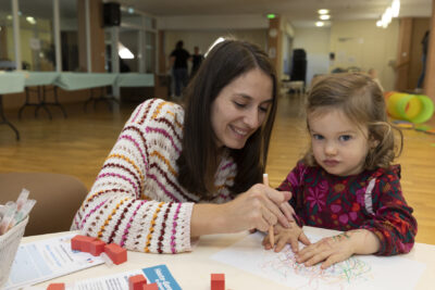 photo d'une femme et d'une petite fille en train de dessiner sur une feuille blanche dans une pièce - Agrandir l'image 6 sur 32, fenêtre modale