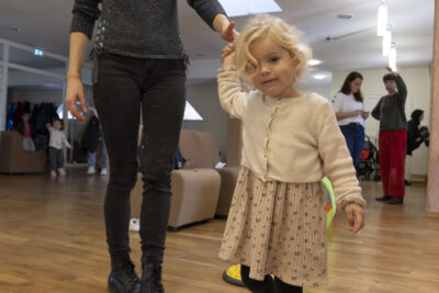photo d'une femme qui tient la main d'une petite fille alors qu'elle finit un parcours - Agrandir l'image 3 sur 32, fenêtre modale