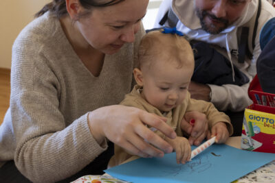 photo d'un homme et d'une femme avec un enfant en train de faire du dessin sur une feuille bleue - Agrandir l'image 4 sur 32, fenêtre modale