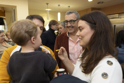 photo d'une famille en train d'échanger avec le Maire - Agrandir l'image 15 sur 32, fenêtre modale