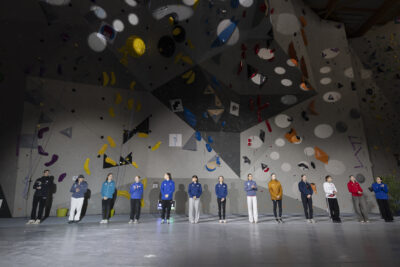 Photo des grimpeuses en ligne devant le mu, la lumière est sur elles et le haut du mur + dans l'ombre - Agrandir l'image 40 sur 68, fenêtre modale