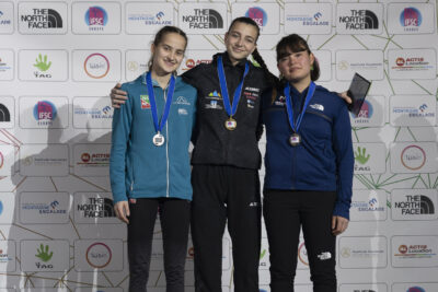 photo du podium de jeunes femmes - Agrandir l'image 52 sur 68, fenêtre modale
