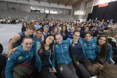photo de l'équipe italienne, une dizaine de jeunes en deux lignes assis qui se tiennent par les épaules - Agrandir l'image 43 sur 68, fenêtre modale