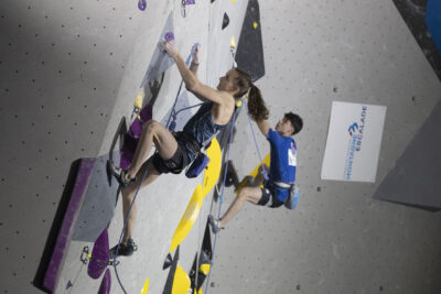 photo de deux grimpeurs sur le mur, une jeune femme et un jeune homme, sur une partie de mur incliné - Agrandir l'image 47 sur 68, fenêtre modale