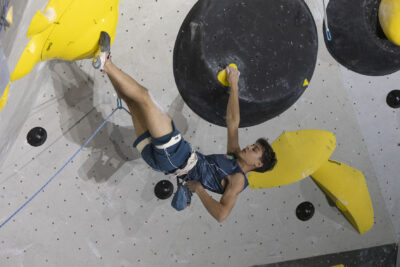 photo d'un grimpeur à l'horizontale, main sur la prise - Agrandir l'image 49 sur 68, fenêtre modale