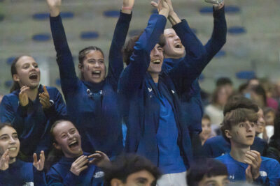photo des athlètes français dans la même tenue bleue qui applaudissent et encouragent les bras en l'air - Agrandir l'image 50 sur 68, fenêtre modale