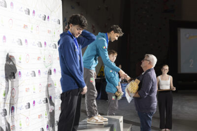 photo du podium de jeunes athlètes garçons, l'élu sert la main au premier et porte une corde emballée - Agrandir l'image 54 sur 68, fenêtre modale