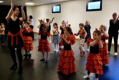 photo de jeunes filles, une quinzaine, qui dansent en tenue de flamenco dans une salle - Agrandir l'image 7 sur 7, fenêtre modale