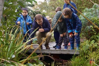 photo d'un groupe d'enfants avec un homme accroupi devant une mare - Agrandir l'image 4 sur 14, fenêtre modale
