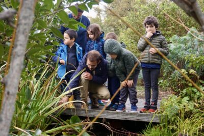 photo d'un groupe d'enfants avec un homme accroupi devant une mare - Agrandir l'image 5 sur 14, fenêtre modale