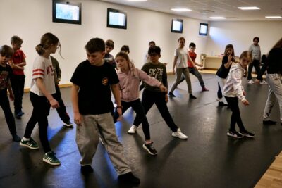 photo d'une quinzaine d'enfants dan sla salle de danse en tenus sportive - Agrandir l'image 1 sur 9, fenêtre modale