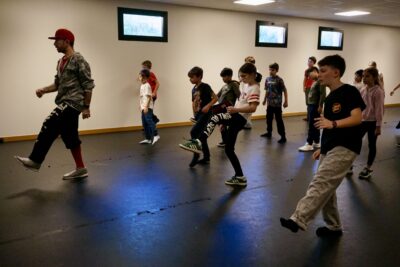 photo d'une dizaine d'enfants qui mettent le pied devant eux dans une salle de danse - Agrandir l'image 2 sur 9, fenêtre modale