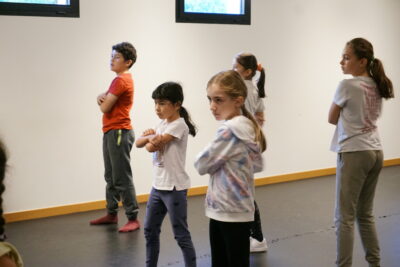 photo de cinq enfants qui se tiennent de biais en regardant en face, les bras croisés - Agrandir l'image 4 sur 9, fenêtre modale