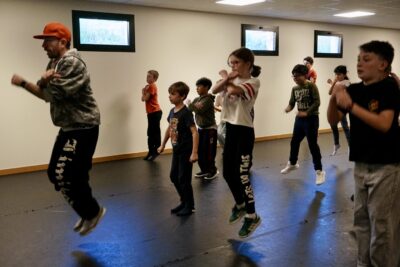 photo d'une dizaine d'enfants en train de sauter et de croiser les bras devant eux - Agrandir l'image 7 sur 9, fenêtre modale
