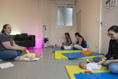 photo d'un atelier de massage de bébés, trois femmes et l'instructrice pratiquent un massage sur leurs bébés, dans une salle fermée - Agrandir l'image 24 sur 32, fenêtre modale