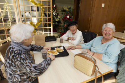 photo de trois femmes âgées bien habillées, tout sourire, à table en train de manger une crêpe avec un chocolat chaud - Agrandir l'image 3 sur 26, fenêtre modale