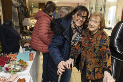 photo de Corinne Giner avec une femme âgée tout sourire pour l'objectif - Agrandir l'image 19 sur 26, fenêtre modale