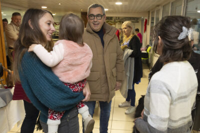photo du Maire qui échange avec une femme et sa petite fille qu'elle tient dans les bras - Agrandir l'image 16 sur 26, fenêtre modale
