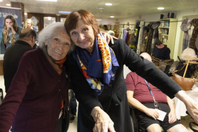 photo de deux femmes âgées qui sourient à l'objectif, l'une a la main sur l'épaule de l'autre - Agrandir l'image 17 sur 26, fenêtre modale