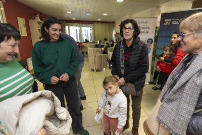 un groupe de femmes de tous âges discutent dans une salle - Agrandir l'image 8 sur 26, fenêtre modale