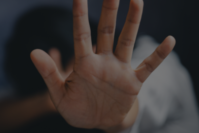 photo grisée d'une femme recroquevillée qui met sa main en avant (au premier plan) - Agrandir l'image, fenêtre modale