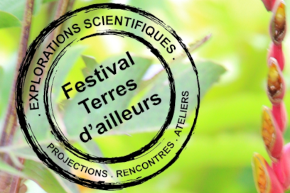 zoom sur l'affiche du festival terres d'ailleurs avec le tampon noir qui tient lieu de logo du festival en surimpression sur une image floutée très lumineuse de verdure et de branchage fleuri - Agrandir l'image, fenêtre modale