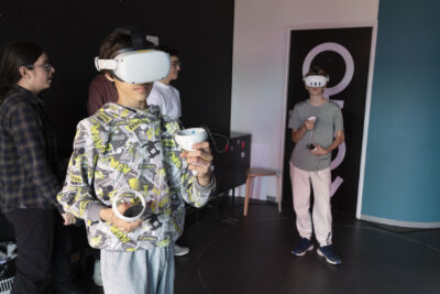 deux jeunes dans une pièce portent un casque de réalité virtuelle - Agrandir l'image 17 sur 32, fenêtre modale