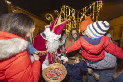 Saint Nicolas distribue des bonbons à des enfants sur la Place de la Mairie - Agrandir l'image 11 sur 20, fenêtre modale