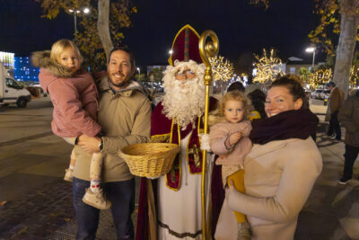 Saint Nicolas pose avec une famille, une femme et un homme et deux petites filles - Agrandir l'image 8 sur 20, fenêtre modale