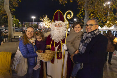 Une femme, Saint Nicolas et le Maire qui tient un lampion sourient à l'objectif - Agrandir l'image 7 sur 20, fenêtre modale