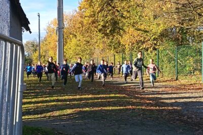 photo du départ de la course des garçons, en extérieur, les rangs sont déjà un peu répartis - Agrandir l'image 4 sur 21, fenêtre modale