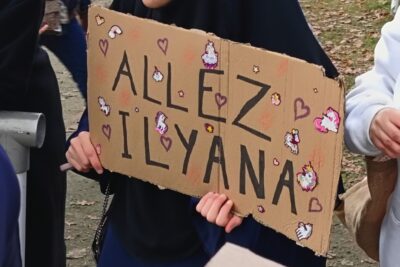 photo d'une pancarte en carton avec écrit "allez Ilyana" - Agrandir l'image 5 sur 21, fenêtre modale
