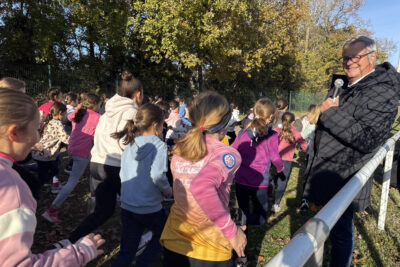 photo des jeunes filles qui courent le long d'un stade de foot, au départ de dos - Agrandir l'image 17 sur 21, fenêtre modale