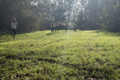 photo de loin des enfants qui courent dans l'herbe à la lumière hivernale - Agrandir l'image 19 sur 21, fenêtre modale