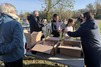 photo de la distribution de goûters à l'arrivée - Agrandir l'image 20 sur 21, fenêtre modale