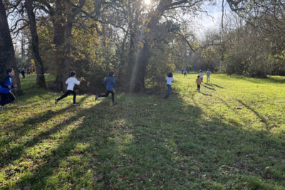 photo d'enfants qui courent dans l'herbe à la lumière hivernale - Agrandir l'image 21 sur 21, fenêtre modale