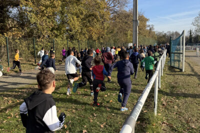 photo du départ des garçons les enfants courent, on les voit de dos le long d'un stade de foot - Agrandir l'image 16 sur 21, fenêtre modale