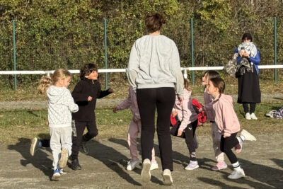 photo de l'échauffement d'un groupe de jeunes filles sur un terrain de sport en extérieur - Agrandir l'image 2 sur 21, fenêtre modale