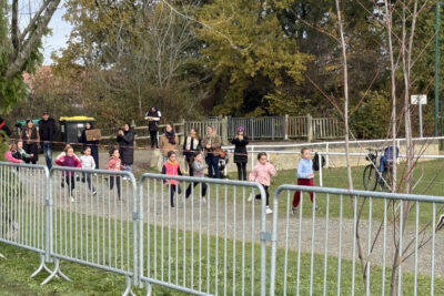 photo de la course, les enfants courent sur la piste, on voit les grilles de sécurité - Agrandir l'image 1 sur 21, fenêtre modale
