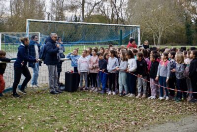 photo du Maire qui s'apprête à donner le départ d'une course - Agrandir l'image 8 sur 21, fenêtre modale